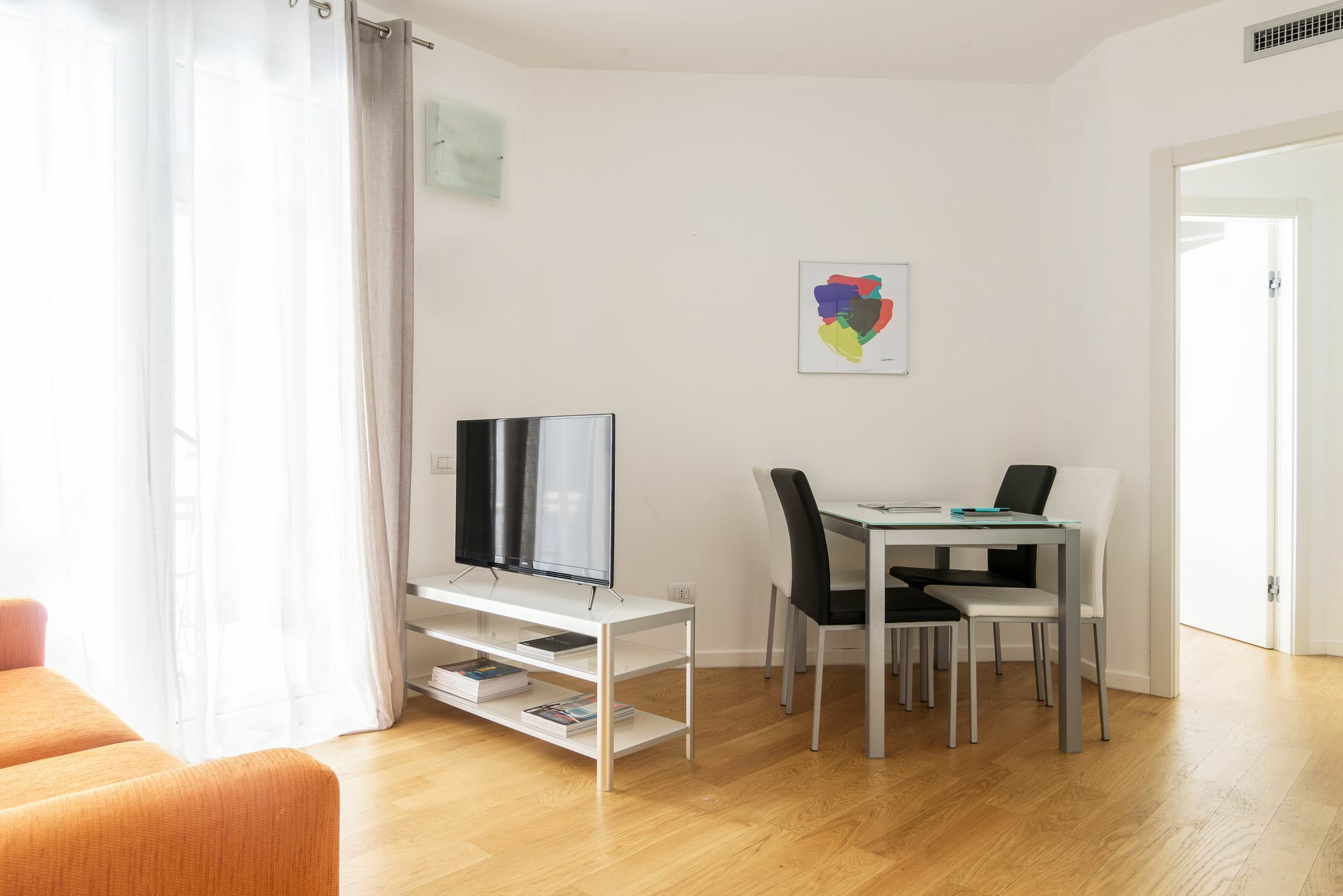 شقة Joivy Sunny 1-Bed Flat With Balcony ميلان المظهر الخارجي الصورة